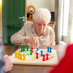 Wie ergert zich! – Ludo Magneetversie XL, een groot bordspel dat interactie en activering bevordert voor senioren en dementie.