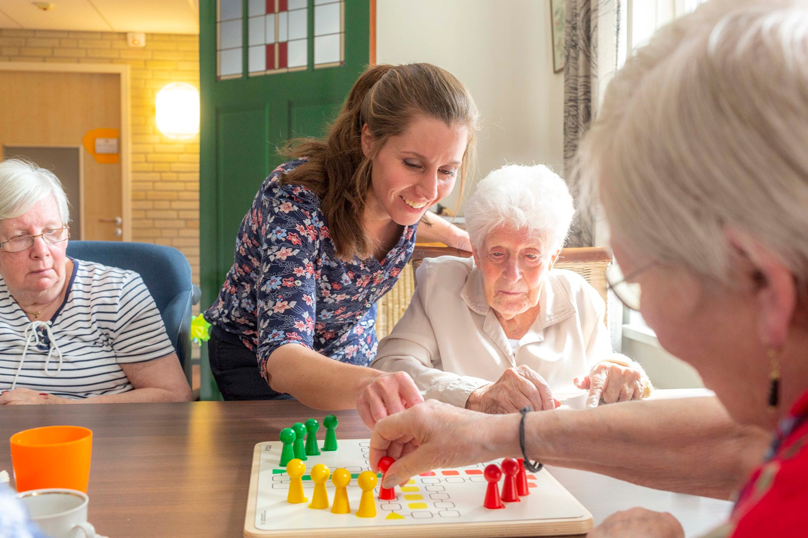 Wie ergert zich! – Ludo Magneetversie XL, een groot bordspel dat interactie en activering bevordert voor senioren en dementie.