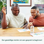 Twee jonge mannen schilderen met water, spellen stimuleren en bieden sociale interactie, ook bij jong dementerenden of dementen