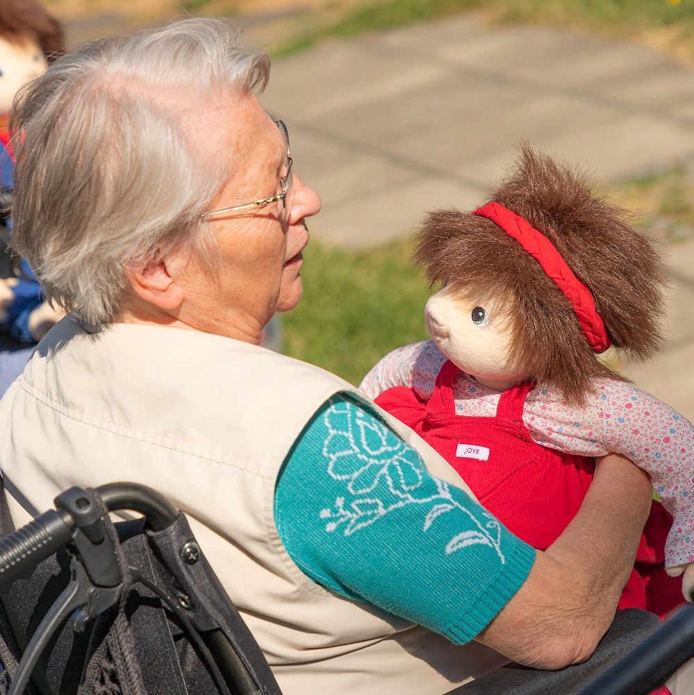 Afbeeelding van het spel Empathiepop Ingrid, speciaal geselecteerd  voor ouderen met dementie.